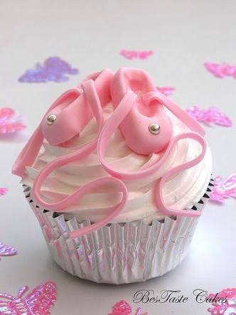 cupcake com sapatilhas rosa com grandes fitas