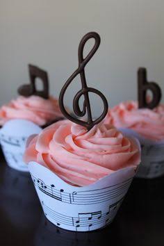 cupcake rosa com nota musical encima e embalagem de notas musicais