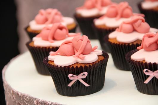cupcake com sapatilhas rosa e laço