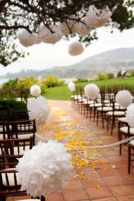 Decoração com papel crepom para casamento flores brancas