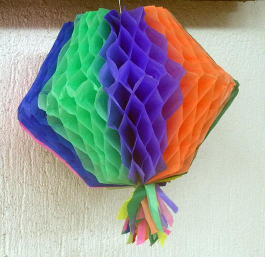 Decoração com papel crepom balão para festa junina