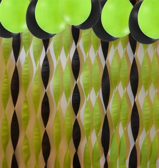 Decoração com papel crepom balões verdes e pretos