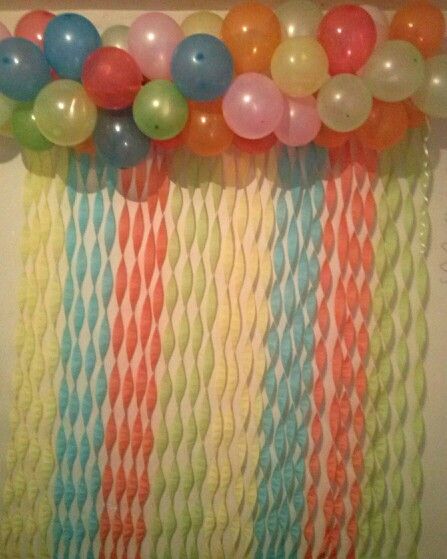 Decoração com papel crepom balões coloridos
