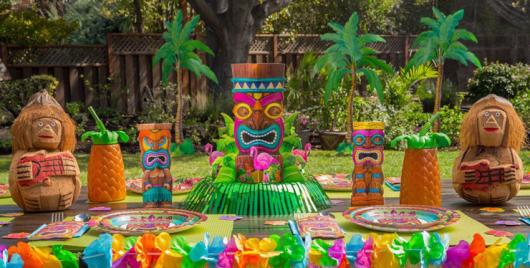 Decoração de festa à fantasia havaiana com estátuas