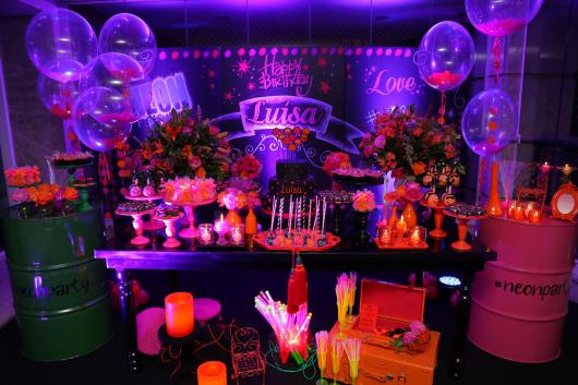 Decoração de festa à fantasia neon com velas