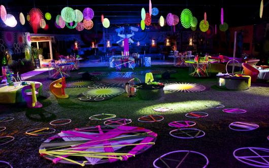 Decoração de festa à fantasia neon com enfeites no teto