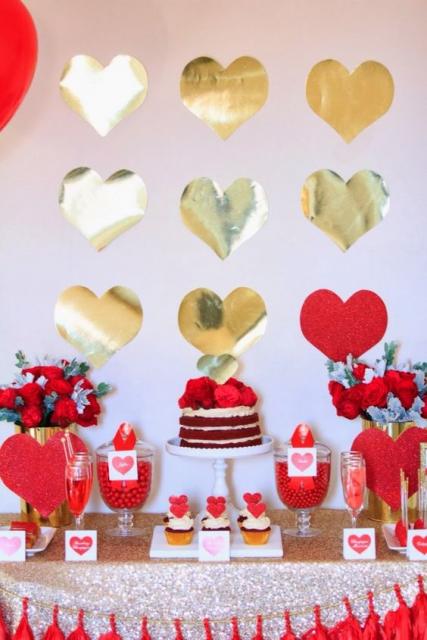 mesa de bolo vermelho com corações ao fundo