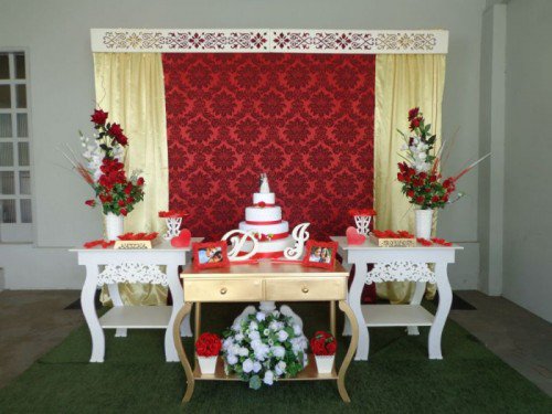 mesa de bolo branco com detalhes em vermelho