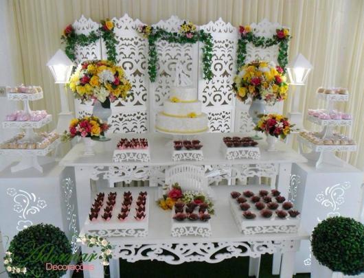 mesa de noivado com dois móveis provençais