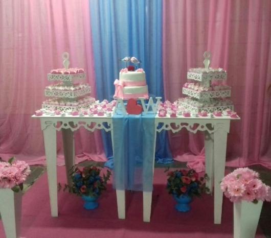 mesa de bolo com cortinas rosa e azul
