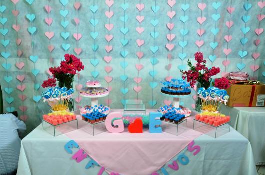 mesa de bolo com cortina de corações rosa e azul