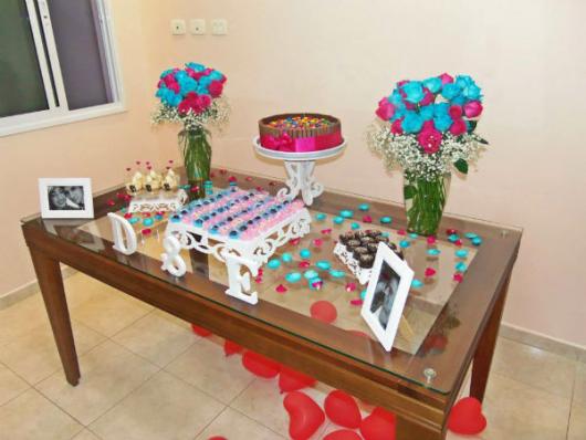 mesa de bolo com flores rosa e azul
