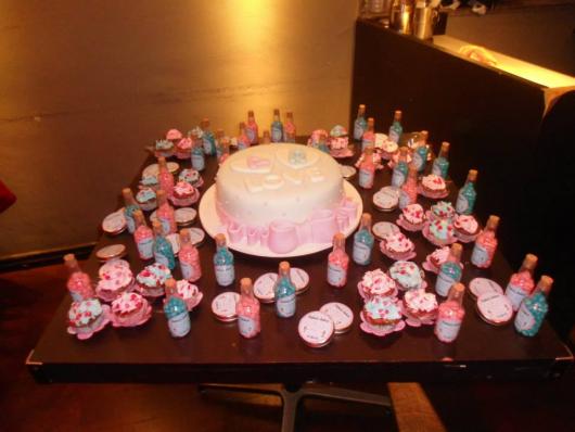 bolo com detalhes em rosa e azul com docinhos de enfeite
