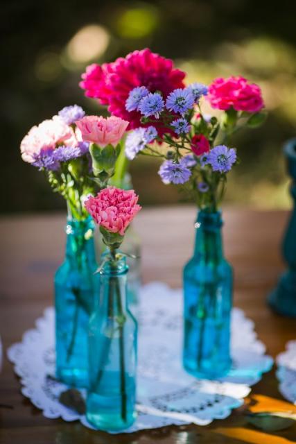 garrafinhas azuis com flores
