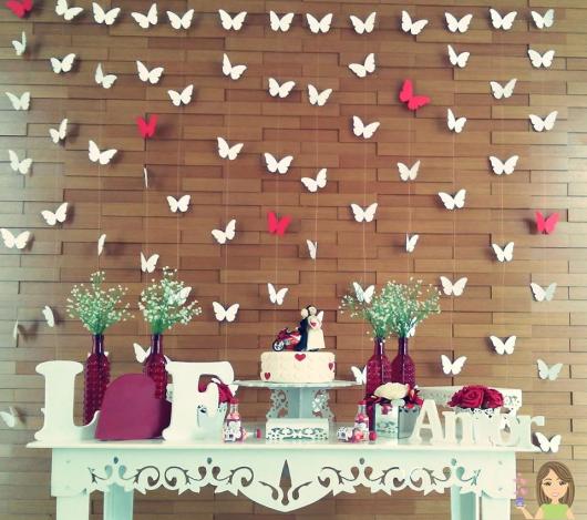 mesa de noivado com móvel provençal com cortina de borboletas ao fundo