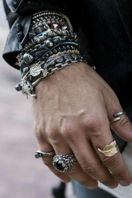 Fantasias anos 60 masculinas pulseiras e anéis