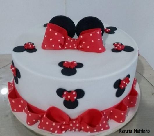 bolo branco e vermelho