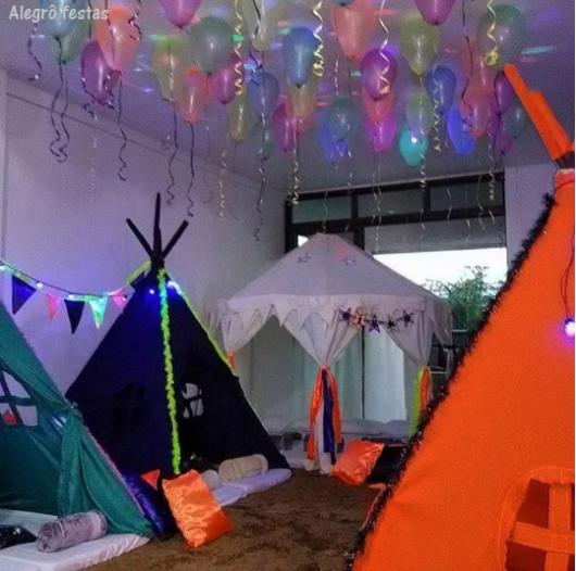 festa acampamento neon