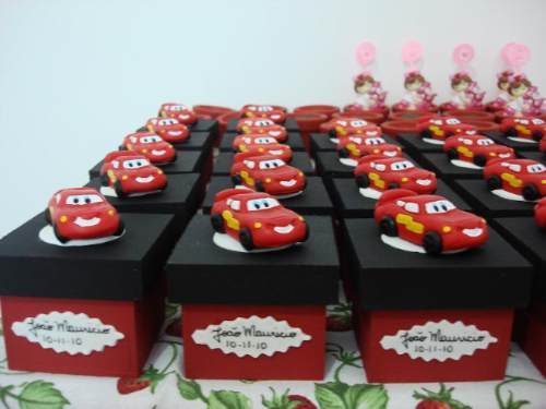  Lembrancinhas dos Carros caixinha de MDF pintada com aplique de biscuit