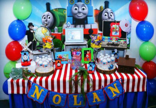 mesa de doces com os trenzinhos do Thomas e Seus Amigos 