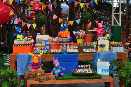 mesa de doces do Backyardigans com bandeirinhas enfeitando o ambiente
