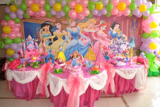 decoração em mesa de doces de princesas
