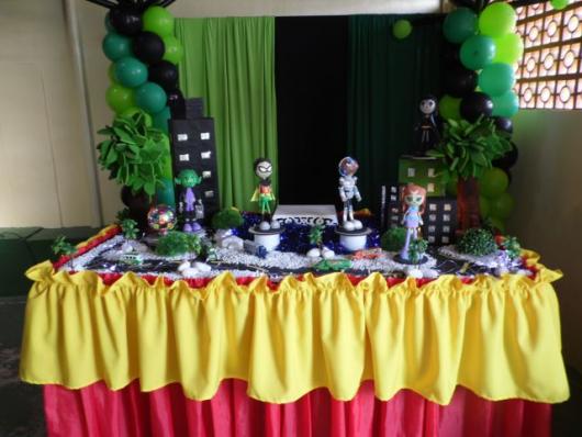 mesa de doces com enfeites dos Jovens Titãs