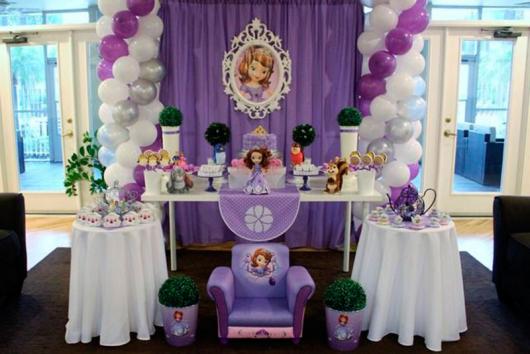 decoração em mesa de doces da princesa Sofia com bexigas ao lado
