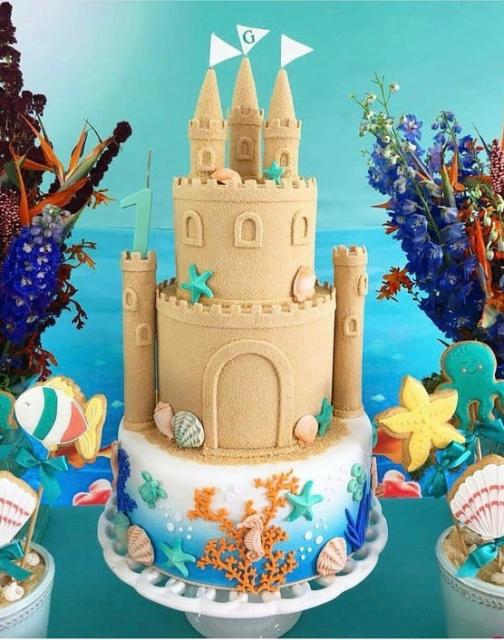 bolo fundo do mar decorado com castelo de areia