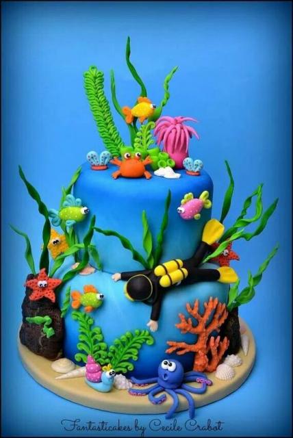bolo fundo do mar de pasta americana com plantas, mergulhador e animais