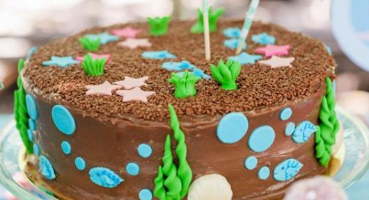 bolo fundo do mar de chocolate decorado com bolhas e plantas