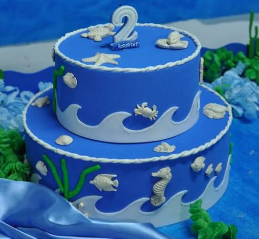 bolo fundo do mar fake feito com isopor decorado com peixes e cavalos marinhos