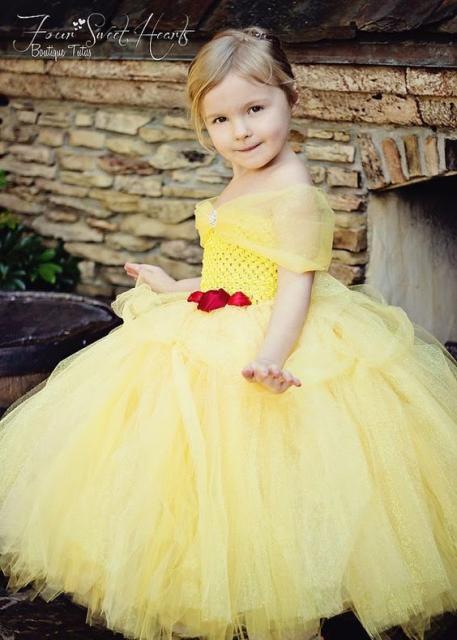 Menina com vestido amarelo da Bela.