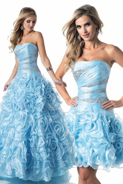 Modelo usa vestido tomara que caia dois em 1 azul claro.