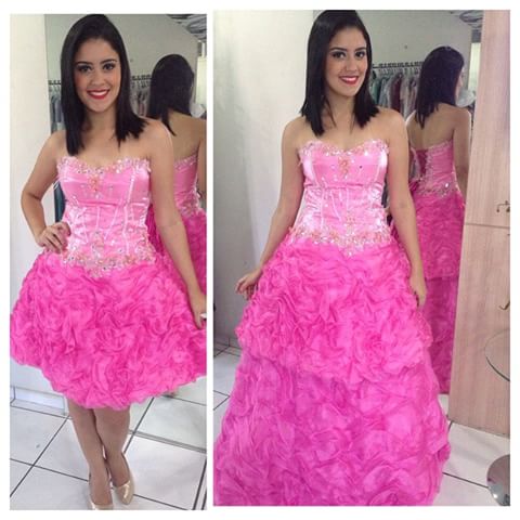 Modelo usa vestido rosa dois em um com saia bufante.