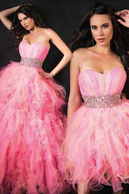 Modelo usa vestido rosa clarinho com detalhe acinturado dois em um.,