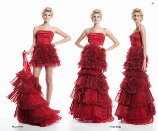 Modelo usa vestido vermelho dois em um.