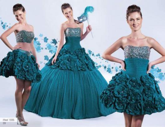 Modelo usa vestido azul dois em 1 com saia de rosas modelo tomara que caia, bufante.