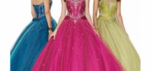 Modelos usam vestidos de debutante nas cores rosa, azul e amarelo.