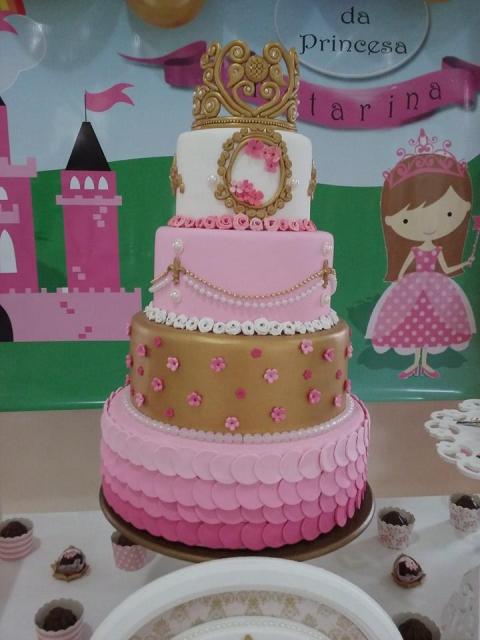 Bolo fake princesa de biscuit dourado e rosa enfeitado com coroa e flores