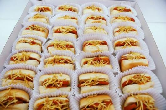Comidas para festa do pijama mini hot dog