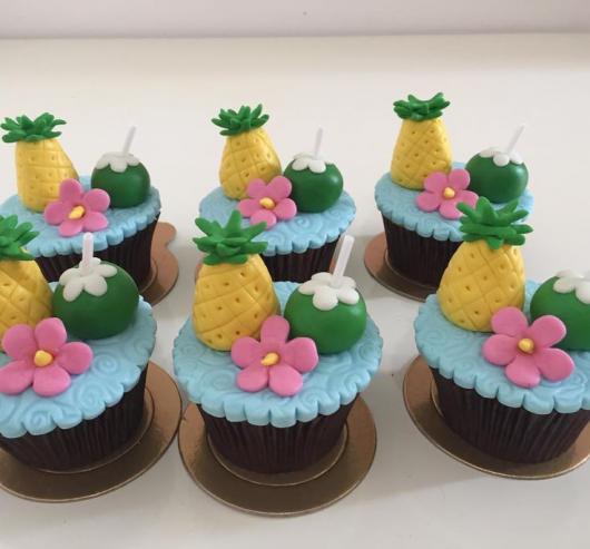Cupcake Moana com decoração de abacaxi e flores