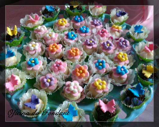 Cupcake Moana com flores coloridas