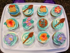 Cupcake Moana com cobertura em tons suaves de azul 