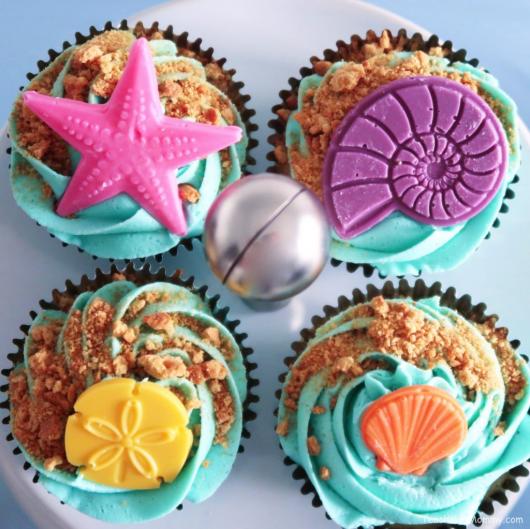 Cupcake Moana decorado com estrela do mar e conchas