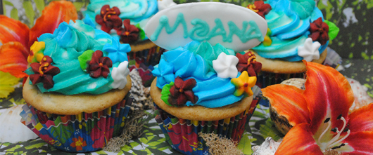 Cupcake Moana com cobertura azul e pequenos detalhes do fundo do mar