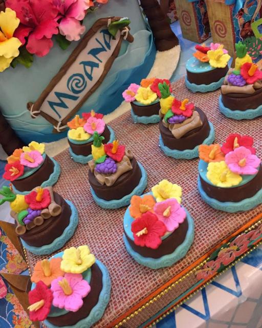 Cupcake Moana de chocolate com flores decorando