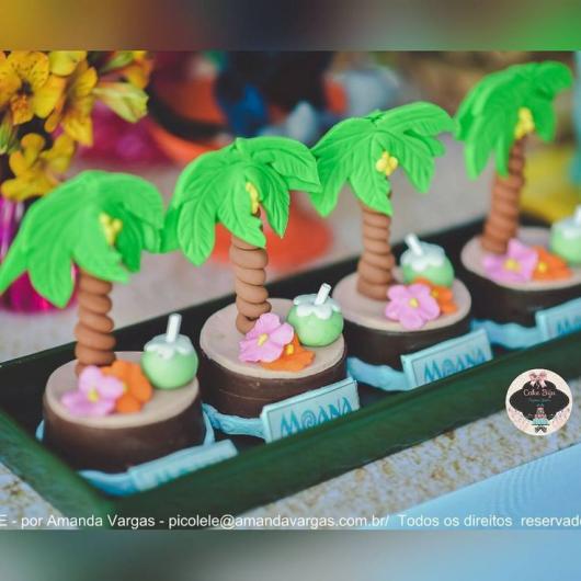 Flores e coqueiros feitos com leite em pó para decorar Cupcake Moana