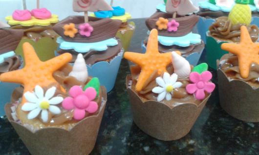 Cupcake Moana decorado com estrelas do mar de pasta americana 