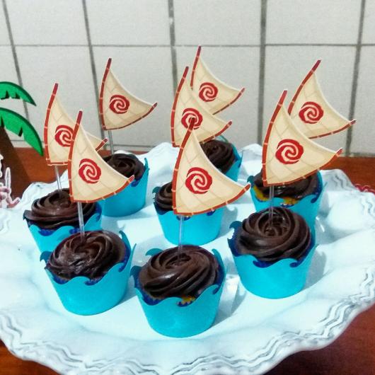 Cupcake Moana de chocolate com decoração de papel 